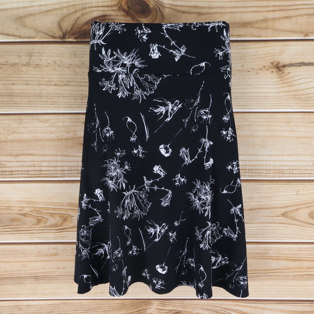 LuLaRoe A-Line Skirtā Womens Size XS Black White Floral Polyester Blend Stretch